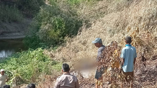 Petugas saat lakukan olah TKP penemuan mayat di Desa Kedungbondo RT 011 RW 002, Kecamatan Balen, Kabupaten Bojonegoro, Jawa Timur. Jumat (06/10/2024) (Aset: Istimewa)