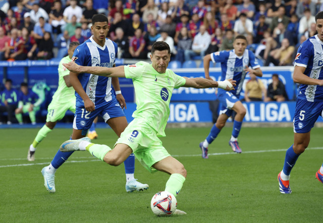 Robert Lewandowski dari FC Barcelona mencetak gol kedua pada pertandingan LaLiga antara Deportivo Alaves melawan FC Barcelona di Estadio Mendizorroza, Vitoria-Gasteiz, Spanyol, Minggu (6/10/2024). Foto: Vincent West/REUTERS 