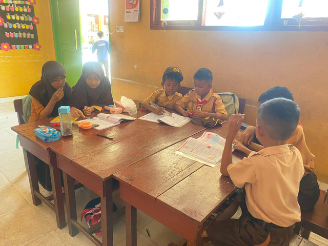 Siswa sedang berdiskusi kelompok