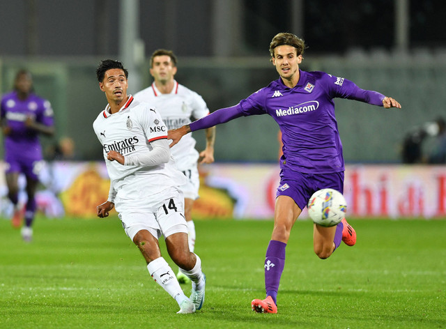 Duel Tijjani Reijnders dengan Andrea Colpani saat Fiorentina vs AC Milan dalam laga pekan ketujuh Liga Italia 2024/25 di Stadion Artemio Franchi, Senin (7/10) dini hari WIB. Foto: REUTERS/Jennifer Lorenzini