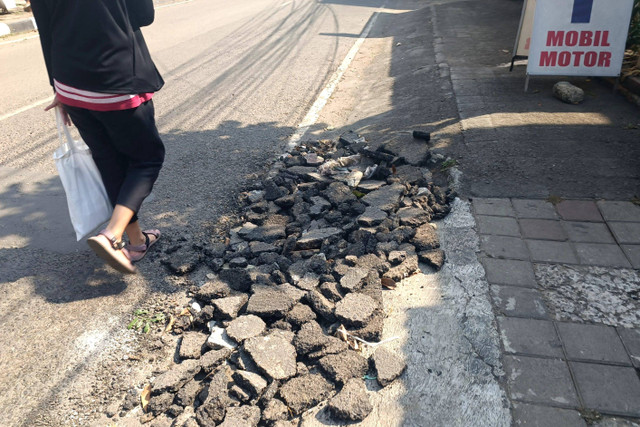 Penampakan Jalan Sarimanah, Kelurahan Sarijadi, Kecamatan Sukasari, Pada Minggu (6/10/2024). Foto: Robby Bouceu/kumparan