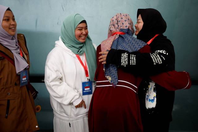 WNI yang dievakuasi dari Lebanon tiba di Bandara Internasional Soekarno-Hatta, Tangerang, Senin (7/10/2024). Foto: Willy Kurniawan/REUTERS