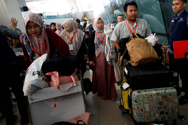 WNI yang dievakuasi dari Lebanon tiba di Bandara Internasional Soekarno-Hatta, Tangerang, Senin (7/10/2024). Foto: Willy Kurniawan/REUTERS