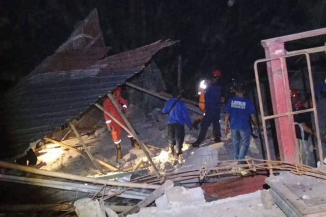 Petugas saat mengevakuasi rumah yang roboh di Ungaran, Kabupaten Semarang. Foto: BPBD Kabupaten Semarang