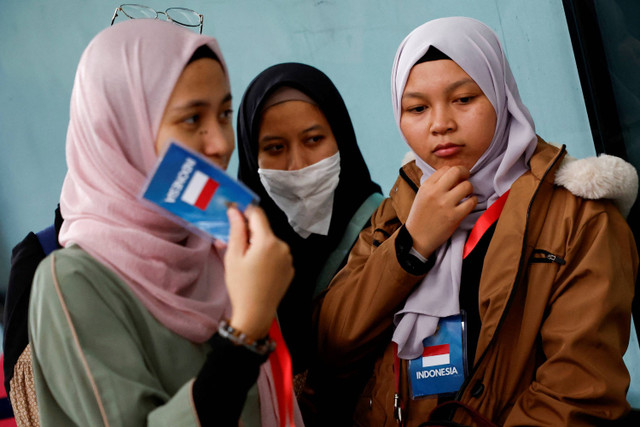 WNI yang dievakuasi dari Lebanon tiba di Bandara Internasional Soekarno-Hatta, Tangerang, Senin (7/10/2024). Foto: Willy Kurniawan/REUTERS