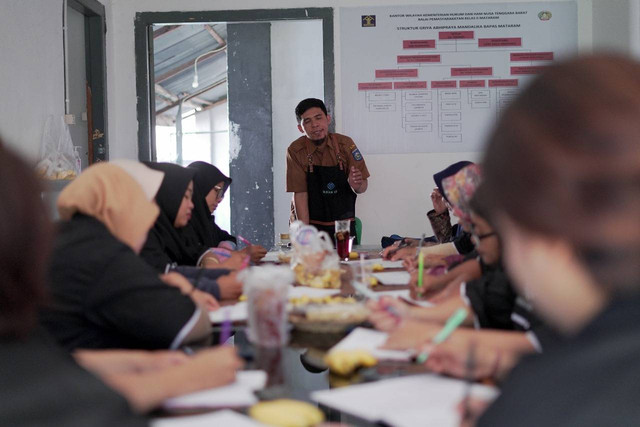 Instruktur dari BLKDLN Provinsi NTB saat mengisi pelatihan membuat di Griya Abhipraya Mandalika Mataram