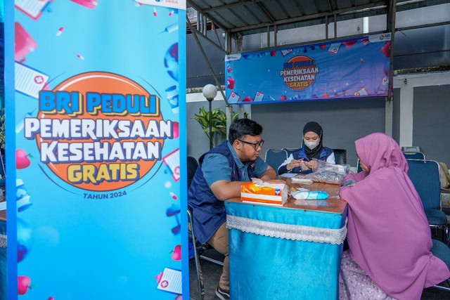 Petugas kesehatan di salah satu Unit Kerja BRI saat memberikan pelayanan kesehatan gratis kepada masyarakat. Foto: dok. BRI