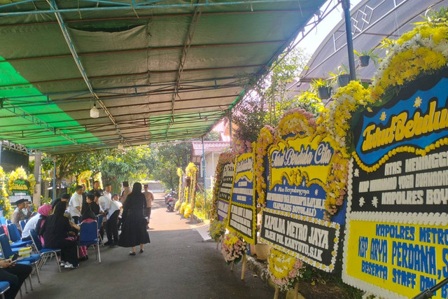 Suasana rumah duka almarhum Kapolres Boyolali AKBP Muhammad Yoga Buana Dipta Ilapi di Perumahan Bukit Novo, Kelurahan Depok, Kecamatan Pancoran Mas, Senin (7/10/2024). Foto: kumparan