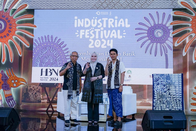 Sebagai upaya melestarikan budaya, artisan batik asal Pekalongan, Falahy, memanfaatkan teknologi kecerdasan buatan (AI) untuk berinovasi dalam mendesain motif batik yang sudah ada. Foto: dok. Kemenperin