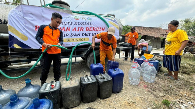 Ilustrasi: Bantuan air bersih kepada warga terdampak kekeringan di Kabupaten Blora. (Aset: Istimewa)