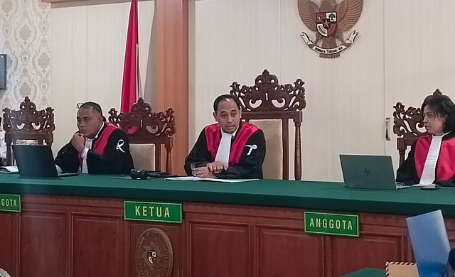 Hakim PN Denpasar bersidang dengan mengenakan pita putih di lengan. Dok: Denita/kumparan