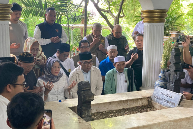 Bacagub Jakarta Ridwan Kamil ziarah ke makam Pangeran Achmad Djaketra, Makam Jayakarta, Jatinegara, Jakarta Timur, Senin (7/10/2024). Foto: Alya Zahra/Kumparan