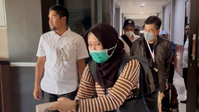 Rombongan KPK meninggalkan ruangan Satreskrim Polres Banjarbaru, Kalsel, Senin (7/10/2024). Foto: Tumpal Andani Aritonang/Antara