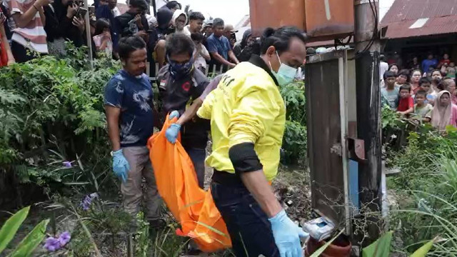 Evakuasi bocah laki-laki berinisial P (4) ditemukan meninggal dunia dalam kondisi gosong di bawah gardu  di Kelurahan Solok Sipin, Kecamatan Danau Sipin, Kota Jambi, Minggu (6/10/2024). Foto: Dok. Istimewa