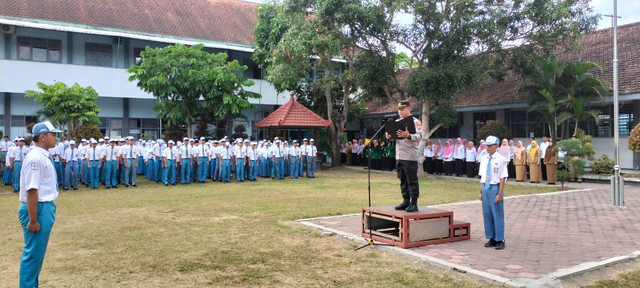 Tingkatkan Kedisiplinan, Polisi Berikan Pembinaan di SMA Negeri 1 Gondang