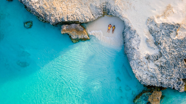 Ilustrasi liburan di pantai Manado. Foto: Shutterstock