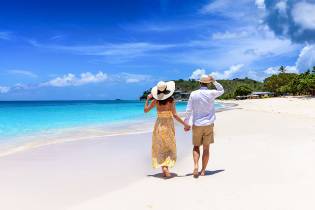 Ilustrasi pasangan berkencan di pantai. Foto: Shutterstock