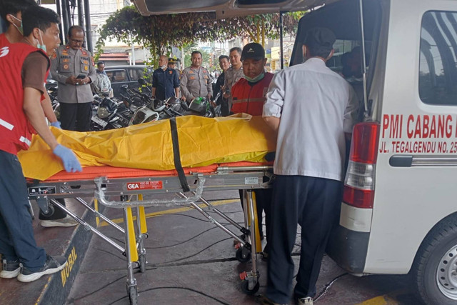 Petugas mengevakuasi pria yang tewas terjepit lift barang di sebuah toko cat di Kota Yogyakarta, Senin (7/10/2024). Foto: Polresta Yogyakarta