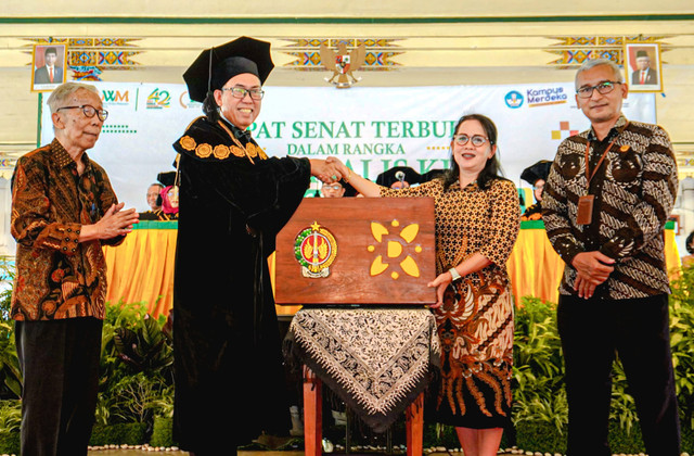 Penyerahan Simbolis Gamelan Jawa Gagrag (Humas UWM)