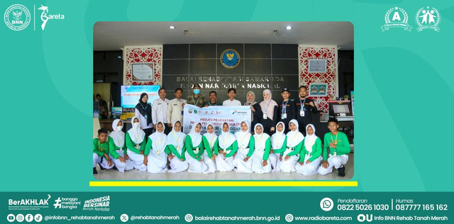 Foto Bersama siswa-siswi SMP Negeri 6 Anggana bersama Kepala Sub Bagian Tata usaha