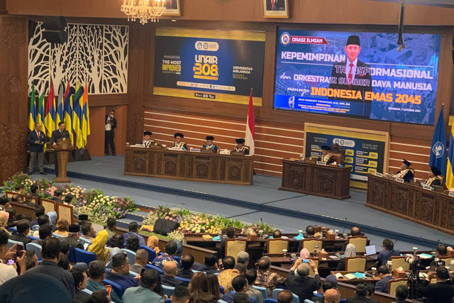 MenteriATR/BPN Agus Harimurti Yudhoyono (AHY) menjalani sidang ujian doktor terbuka pada program studi Pengembangan Sumber Daya Manusia, Sekolah Pascasarjana Universitas Airlangga Surabaya, Senin (7/10/2024). Foto:  Farusma Okta Verdian/kumparan