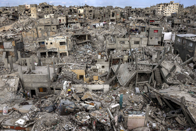 Gambaran umum ini menunjukkan bangunan-bangunan yang hancur di Khan Yunis di Jalur Gaza selatan, Senin (7/10/2024). Foto: Bashar Taleb/AFP