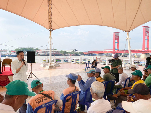 Calon Wali Kota Palembang, Ratu Dewa, saat sosialisasi dengan para serang getek di Palembang. (foto: W Pratama/Urban Id)