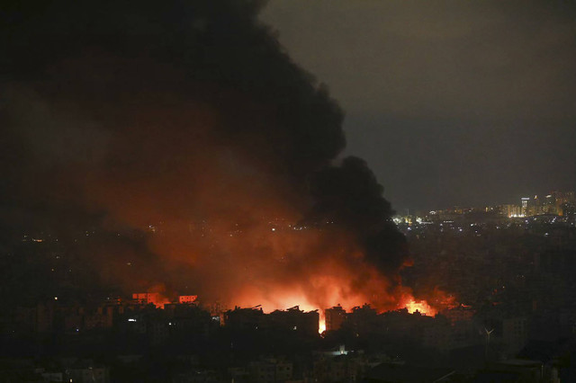 Asap mengepul dari lokasi serangan udara Israel yang menargetkan sebuah lingkungan di pinggiran selatan Beirut, Senin (7/10/2024). Foto: AFP