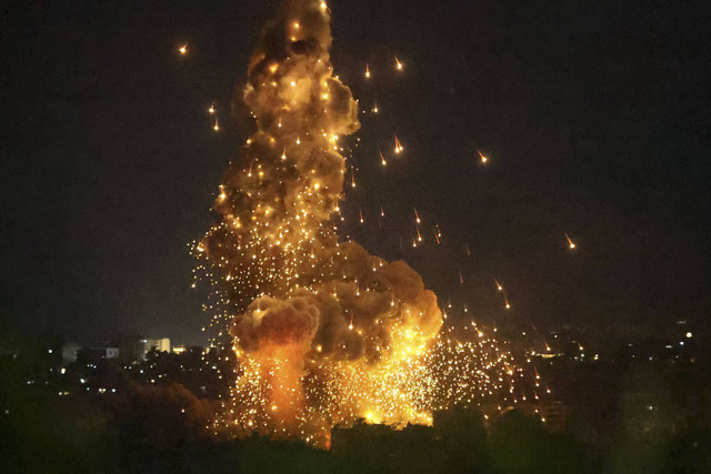 Asap mengepul dari lokasi serangan udara Israel yang menargetkan sebuah lingkungan di pinggiran selatan Beirut, Minggu (6/10/2024). Foto: AFP