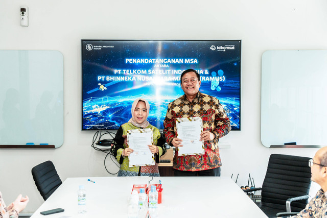 Direktur PT Bhinneka Nusantara Mandiri Nuraeni E. Sudirman (Kiri) dan Direktur Utama Telkomsat Lukman Hakim Abd Rauf (Kanan) pada penandatanganan MSA antara Telkomsat dan PT Bhinneka Nusantara Mandiri yang berlangsung pada Jumat, (4/10). Foto: dok. Telkom