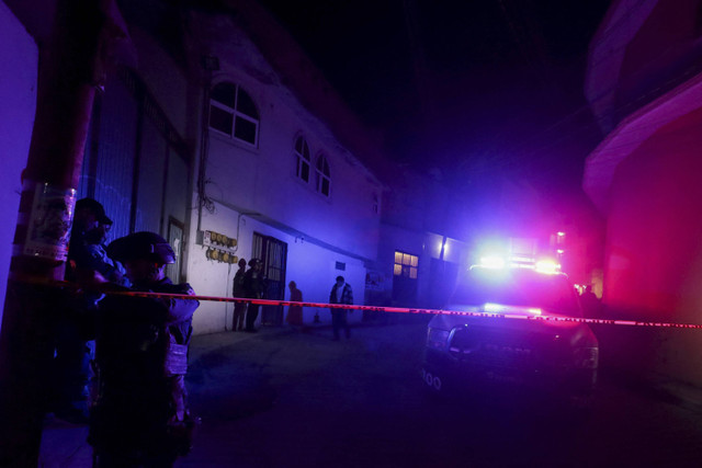 Pasukan keamanan Meksiko merespons di tempat kejadian di mana Alejandro Arcos, walikota Chilpancingo, terbunuh, di Chilpancingo, Guerrero, Meksiko, Minggu (6/10/2024). Foto: Oscar Guerrero/REUTERS