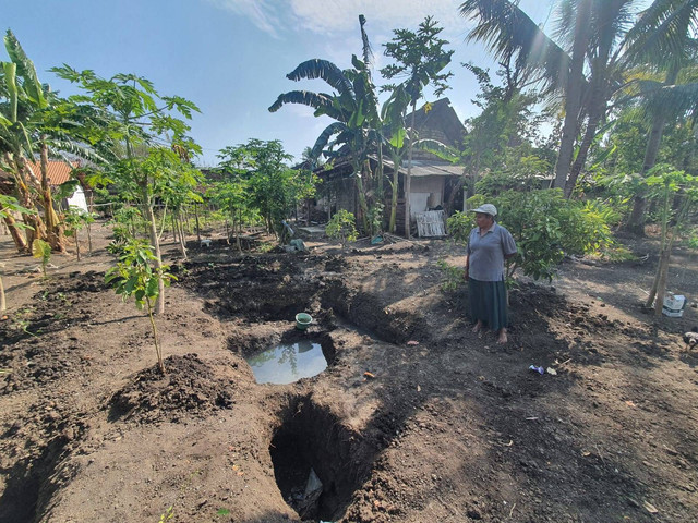 Sumber air muncul dari rekahan tanah di pekarangan milik Wagiyono di Padukuhan Siraman II, Kalurahan Siraman, Kapanewon Wonosari, Kabupaten Gunungkidul. dok Istimewa