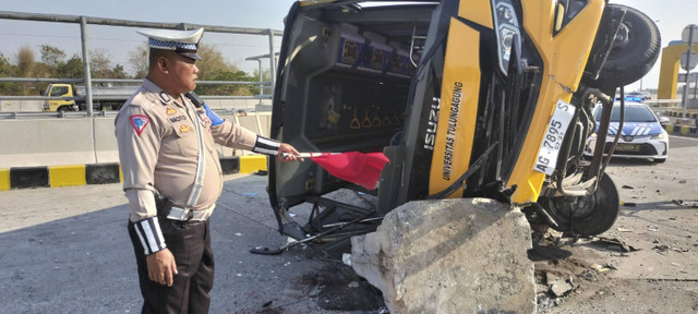 Bus rombongan guru pendamping SMAN 1 Kedung Waru kecelakaan di KM 725A Tol Surabaya-Mojokerto (Sumo), Senin (7/10/2024). Foto: Dok. PJR Ditlantas Polda Jatim