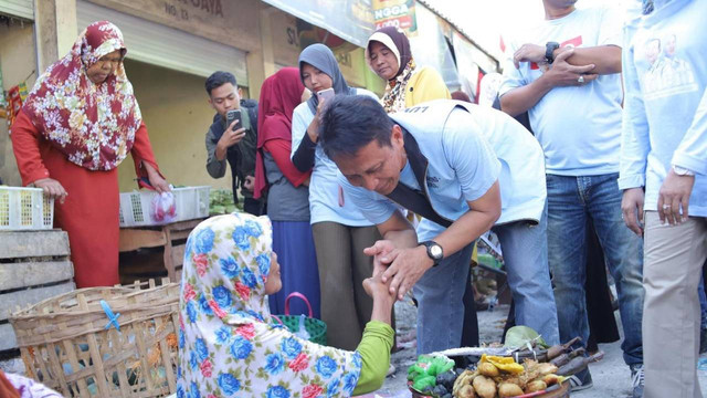 Calon Bupati Bojonegoro nomor urut 02 Setyo Wahono bersama istrinya, Cantika Wahono saat berkunjung di Pasar Desa Ngasem, Kecamatan Ngasem, Kabupaten Bojonegoro. Senin (07/10/2024). (Aset: Istimewa)