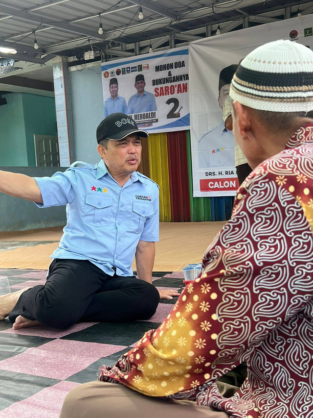 Cagub Kalbar, Ria Norsan, berbincang dengan warga Dusun Kalang Baju, Sambas. Foto: Dok. Istimewa