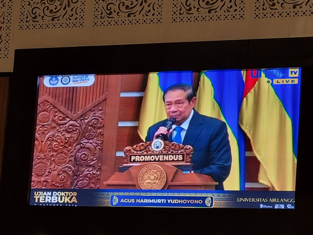 Presiden ke-6 RI, Susilo Bambang Yudhoyono (SBY) saat pidato di ujian doktor terbuka anaknya, Agus Harimurti Yudhoyono (AHY), dari prodi Pengembangan Sumber Daya Manusia, Sekolah Pascasarjana Universitas Airlangga (Unair) Surabaya, Senin (7/10/2024). Foto:  Farusma Okta Verdian/kumparan