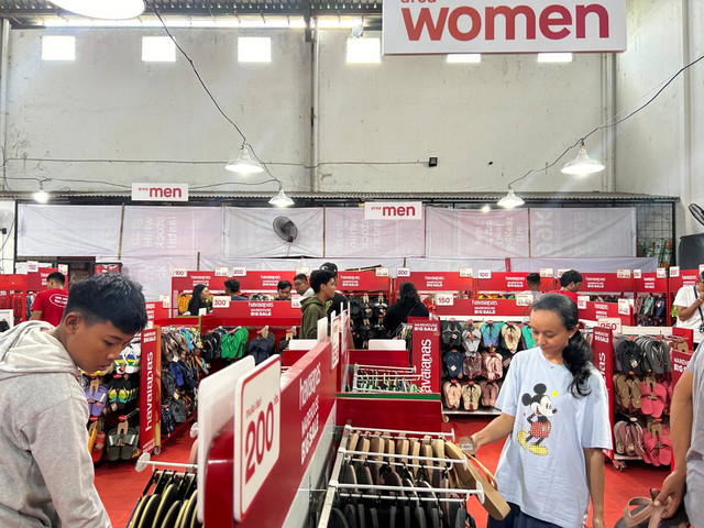 Suasana  Havaianas Warehouse Big Sale di Denpasar, Bali - IST