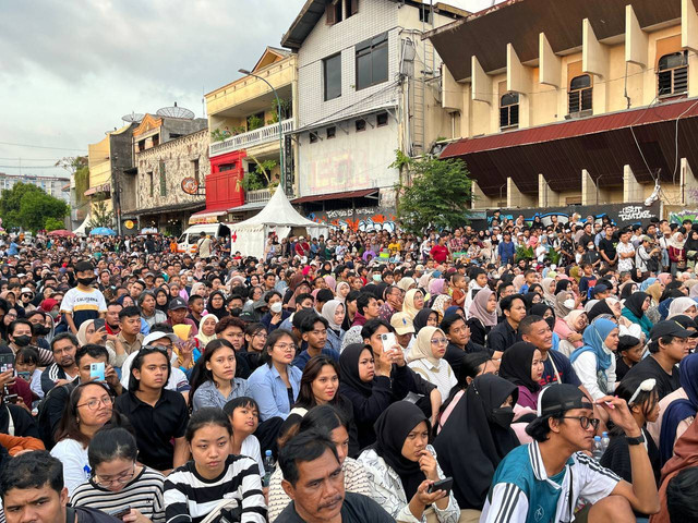 fotoRibuan masyarakat padati kawasan Tugu Jogja. Foto: M Wulan