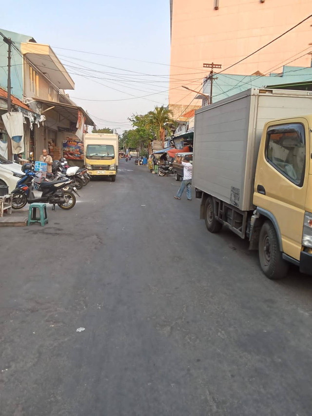 penulis mengambil foto parkir ilegal yang menyebabkan akses jalan semakin sempit hingga kemacetan lalu lintas. 