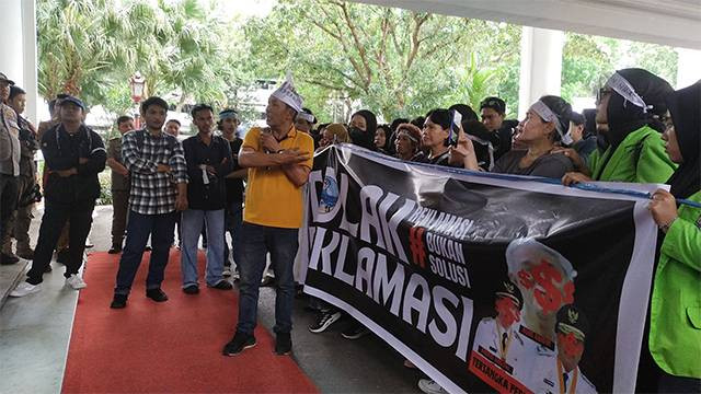 Massa aksi demo tolak reklamasi saat menyampaikan tuntutan mereka di kantor Gubernur Sulawesi Utara.