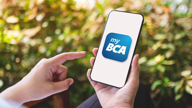 Ilustrasi pembayaran berbagai tagihan lewat myBCA. Foto: Shutterstock