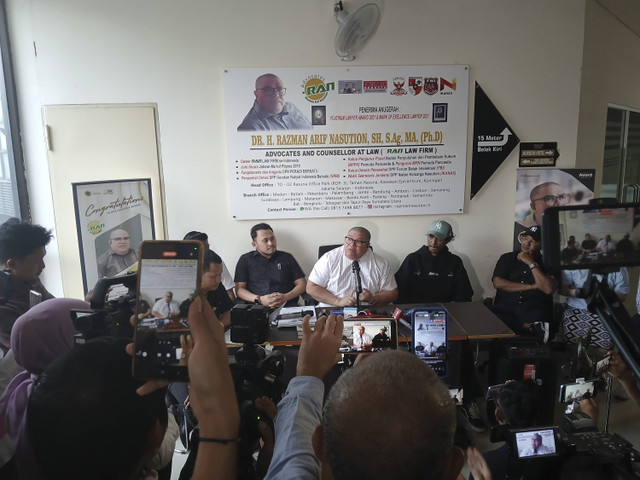 Razman mendampingi keluarga Vadel Badjideh melaporkan Nikita Mirzani di Polres Metro Jakarta Selatan, Senin (7/10/2024). Foto: Vincentius Mario/kumparan