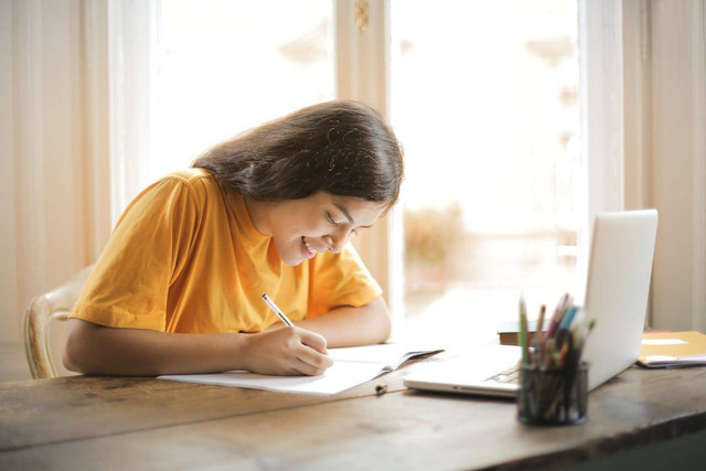 Deskripsikan diri Anda ke dalam sebuah essay. Foto hanya ilustrasi, bukan yang sebenarnya. Sumber: Pexels/Andrea Piacquadio