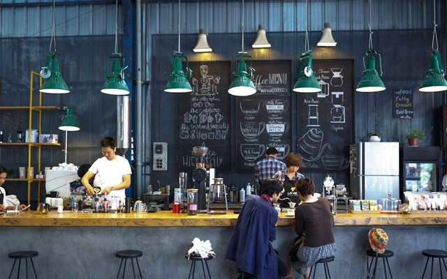 Coffee Shop di Surabaya. Foto hanya ilustrasi, bukan tempat sebenarnya. Sumber: pexels.com/Quang Nguyen Vinh