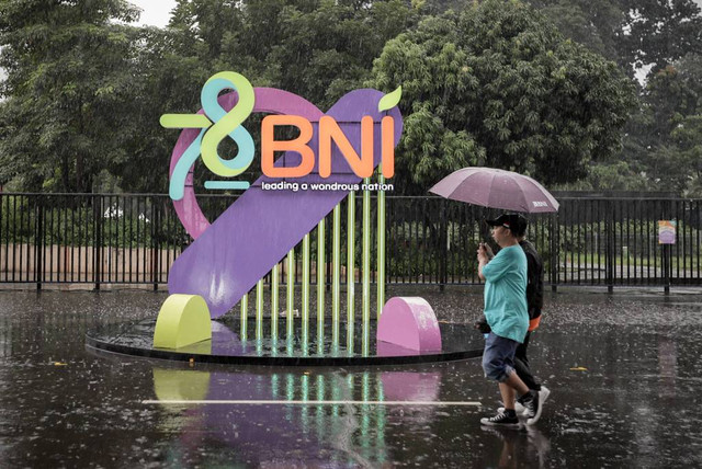 Sejumlah pengunjung bejalan menuju acara Wondrfest by BNI di GBK,  Jakarta, Sabtu (6/7/2024).  Foto: Jamal Ramadhan/kumparan