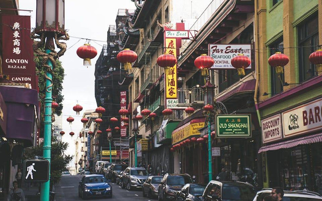 Aktivitas di Chinatown Surabaya. Foto hanya ilustrasi, bukan tempat sebenarnya. Sumber: pexels.com/Brett Sayles