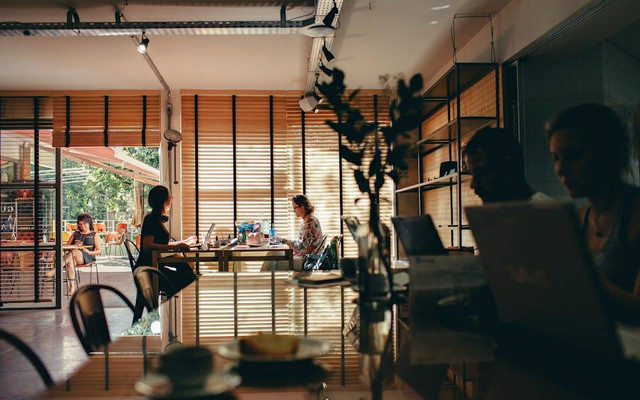 Cafe Murah di Surabaya. Foto hanya ilustrasi, bukan tempat sebenarnya. Sumber: pexels.com/Helena Lopes