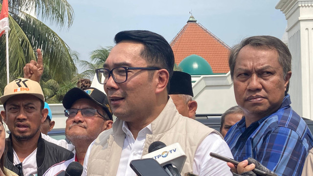 Cagub Jakarta Ridwan Kamil di depan Makam Habib Husein Luar Batang, Jakarta Utara, Selasa (8/10/2024). Foto: Alya Zahra/Kumparan