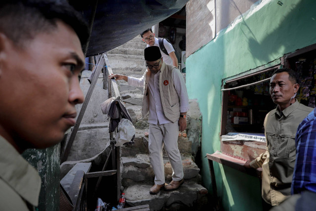 Cagub Jakarta Ridwan Kamil permukiman warga di sekitar Makam Habib Husein Luar Batang, Jakarta Utara, pada Selasa (8/10/2024). Foto: Jamal Ramadhan/kumparan