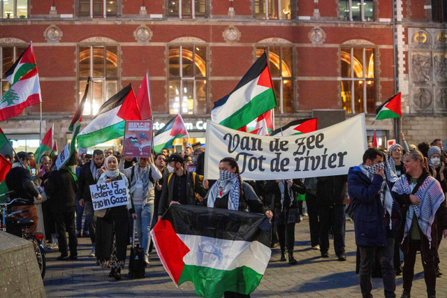 Demonstran selama demonstrasi pro-Palestina di Amsterdam, Belanda, Senin (7/10/2024). Foto: Peter Dejong/AP PHOTO